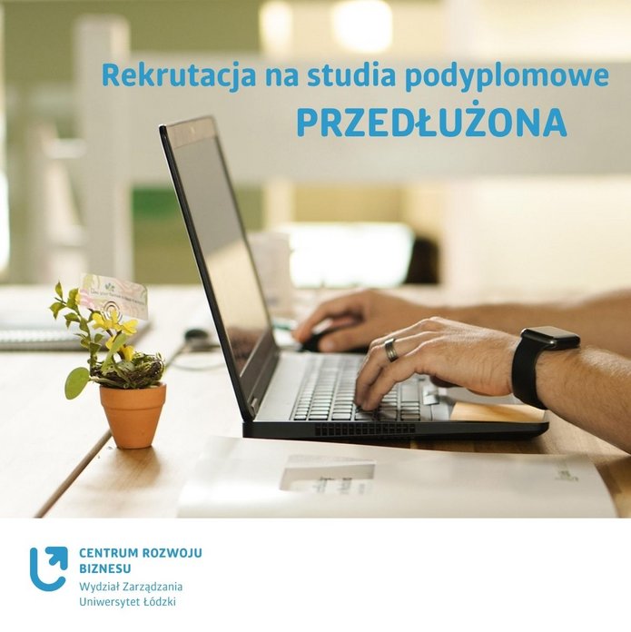 dłonie piszące na laptopie