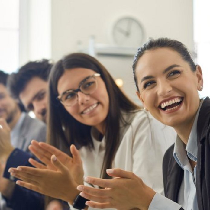 Grupa uśmiechniętych absolwentów MBA