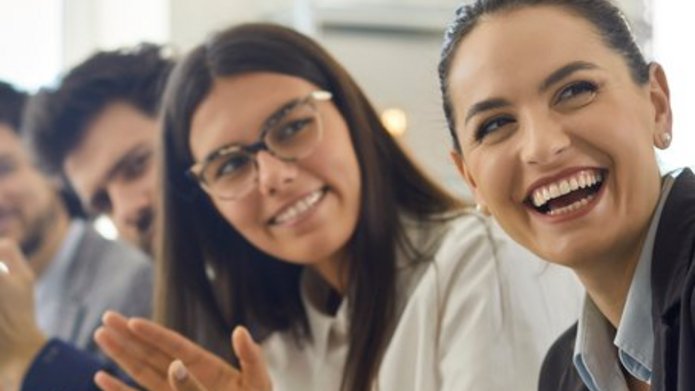 Grupa uśmiechniętych absolwentów MBA