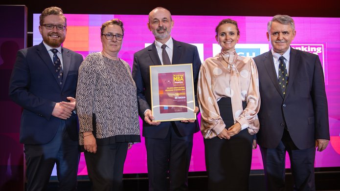 dr Maciej Malarski odbierający dyplom MBA Perspektywy 2024