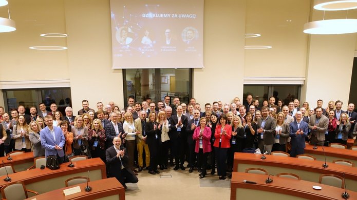 zdjecie grupowe_pierwsze spotkanie Klubu Absolwenta MBA WZ UŁ