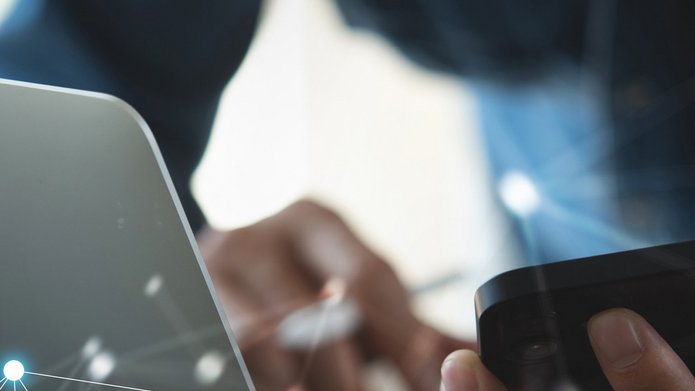 zbliżenie osoby przy ekranie komputera