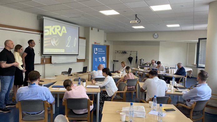 grupa uczestników miniMBA pracująca w sali