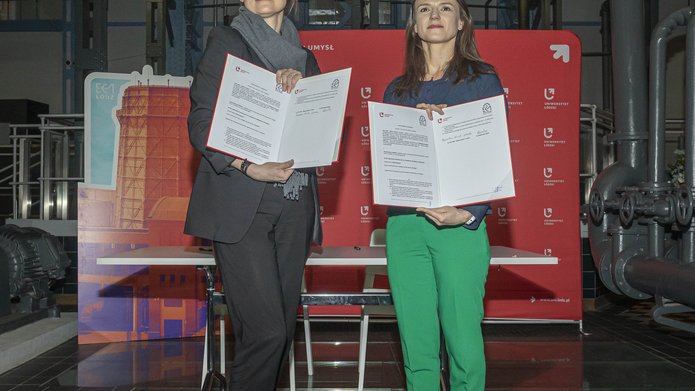dwie kobiety z egzemplarzami podpisanego porozumienia