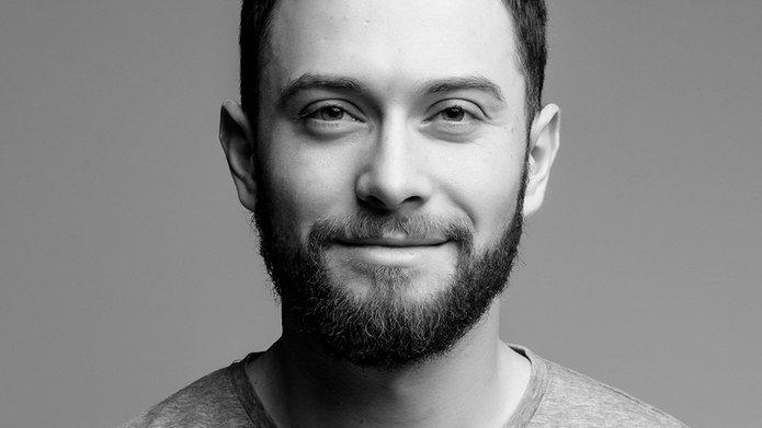 mężczyzna w średnim wieku na szarym tle