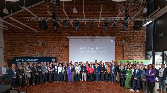 Zdjęcie grupowe uczestników MBA Summit 2025