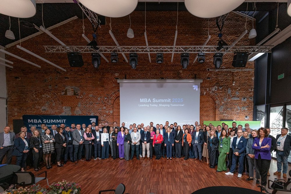 Zdjęcie grupowe uczestników MBA Summit 2025
